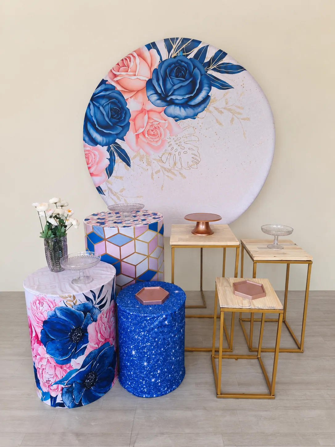 Cenário floral rosa e azul da Mana Festas